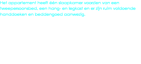 Het appartement heeft één slaapkamer voorzien van een tweepersoonsbed, een hang- en legkast en er zijn ruim voldoende handdoeken en beddengoed aanwezig.