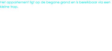 Het appartement ligt op de begane grond en is bereikbaar via een kleine trap. 