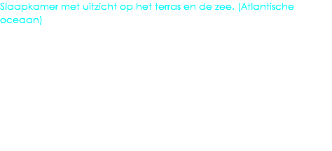 Slaapkamer met uitzicht op het terras en de zee. (Atlantische oceaan)